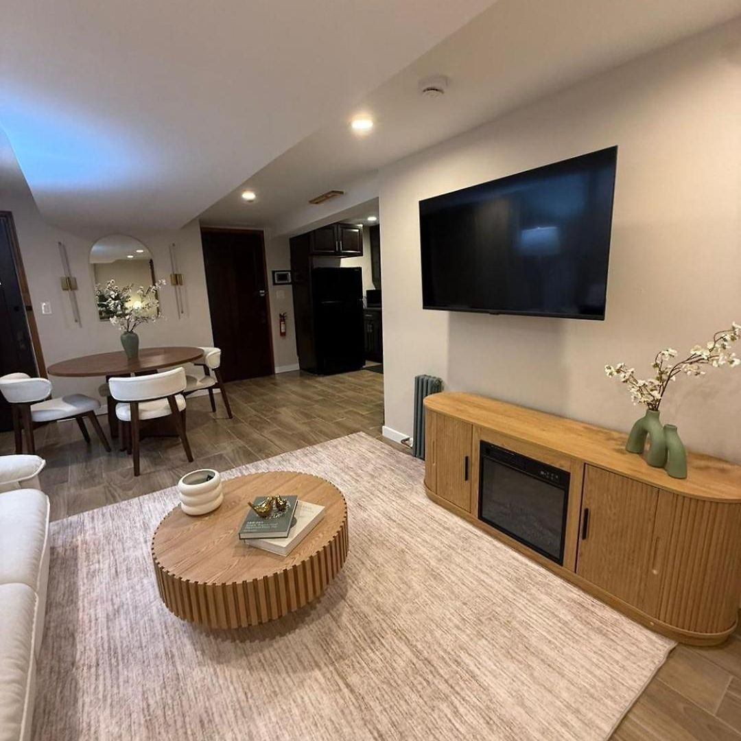 Apartment Near Wrigley • Sleeps 4 • Games + Fireplace Chicago