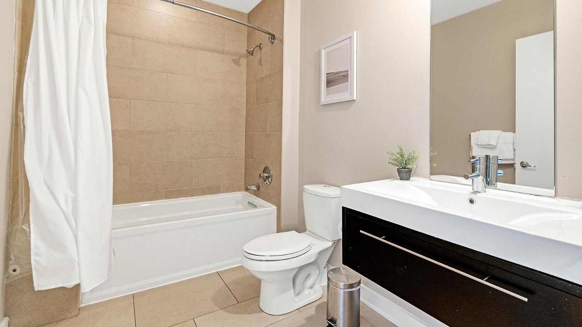 Landing Stylish 2bd Gym Rooftop Lounge Apartment