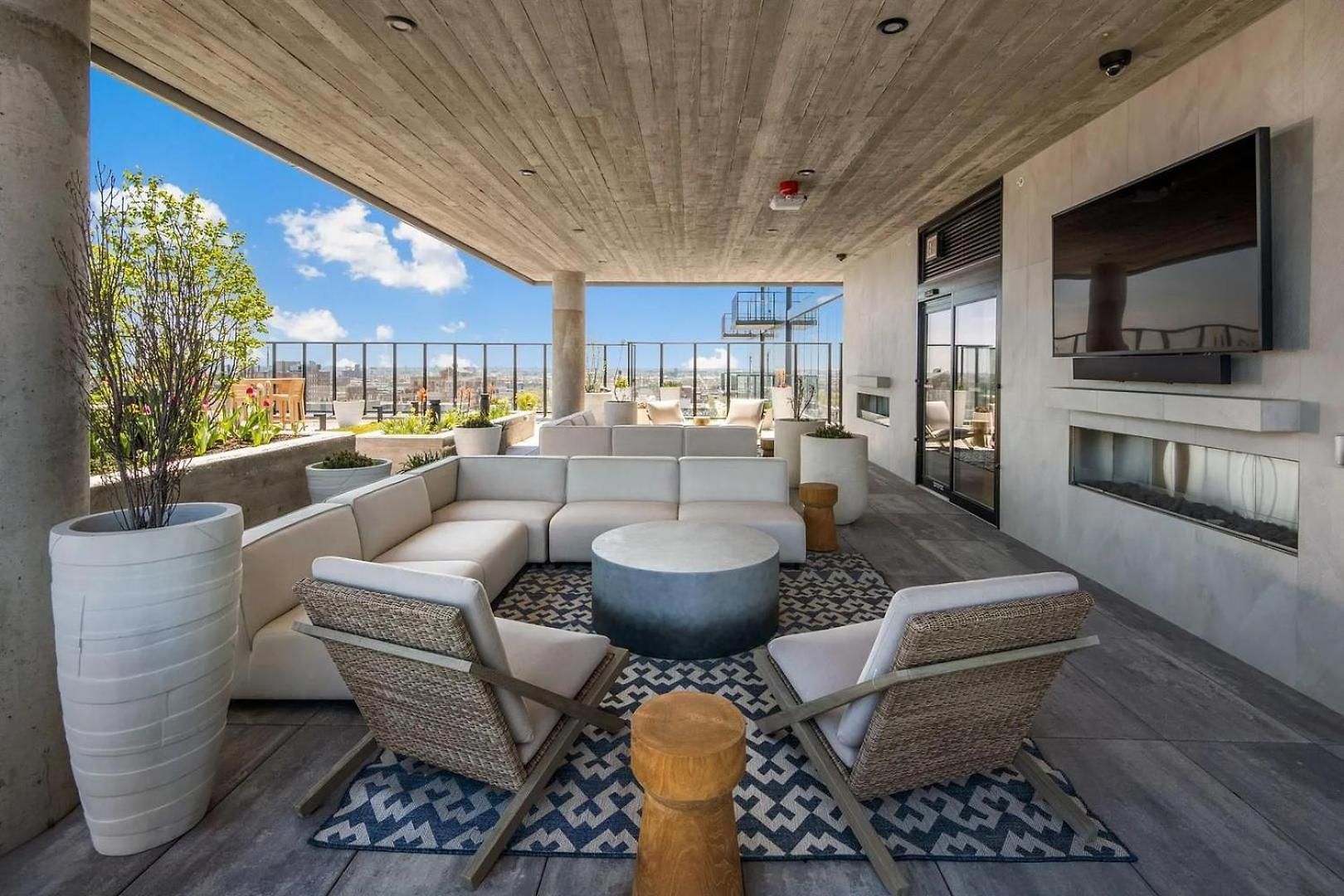 Landing Incredible 1bd Gym Pool Apartment *