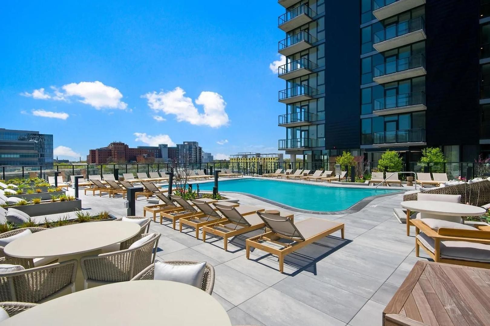 Landing Incredible 1bd Gym Pool Chicago