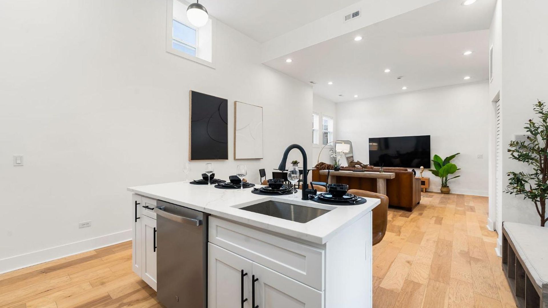 Vibrant West Town Perfect For Families Apartment