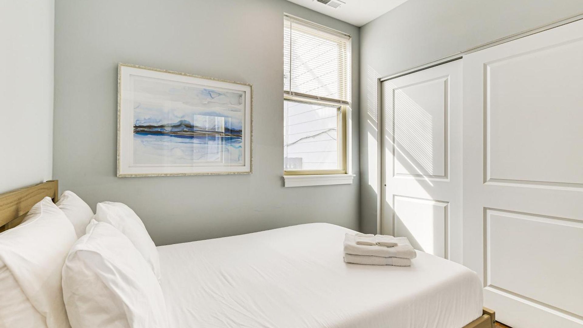 Walk To Blue Line: Sleek In Bucktown! Apartment