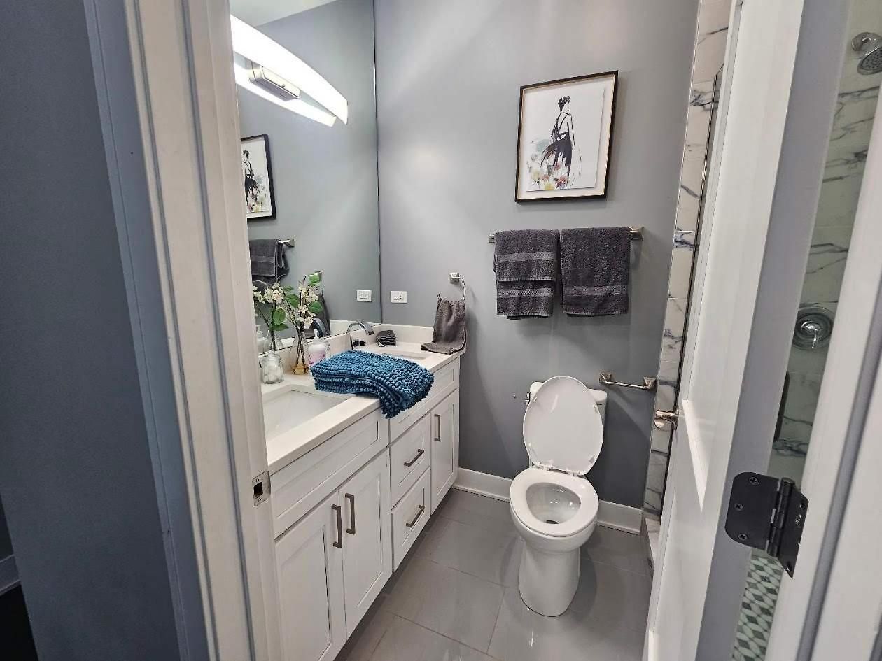 Spacious Modern Pilsen Retreat Sleeps 8 Near Downtown Apartment
