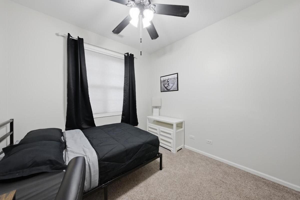 Closest To The United Center 3 Bedrooms & Futon