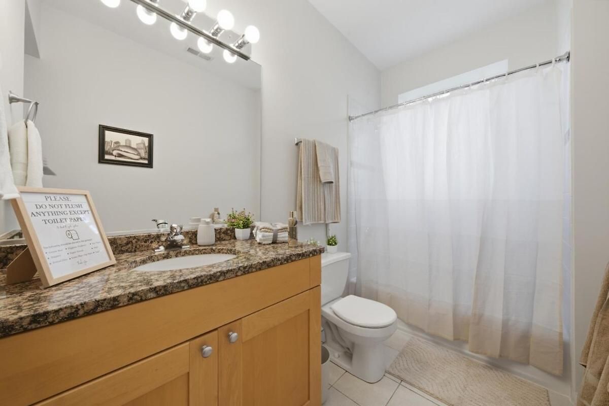 Closest To The United Center 3 Bedrooms & Futon Apartment *