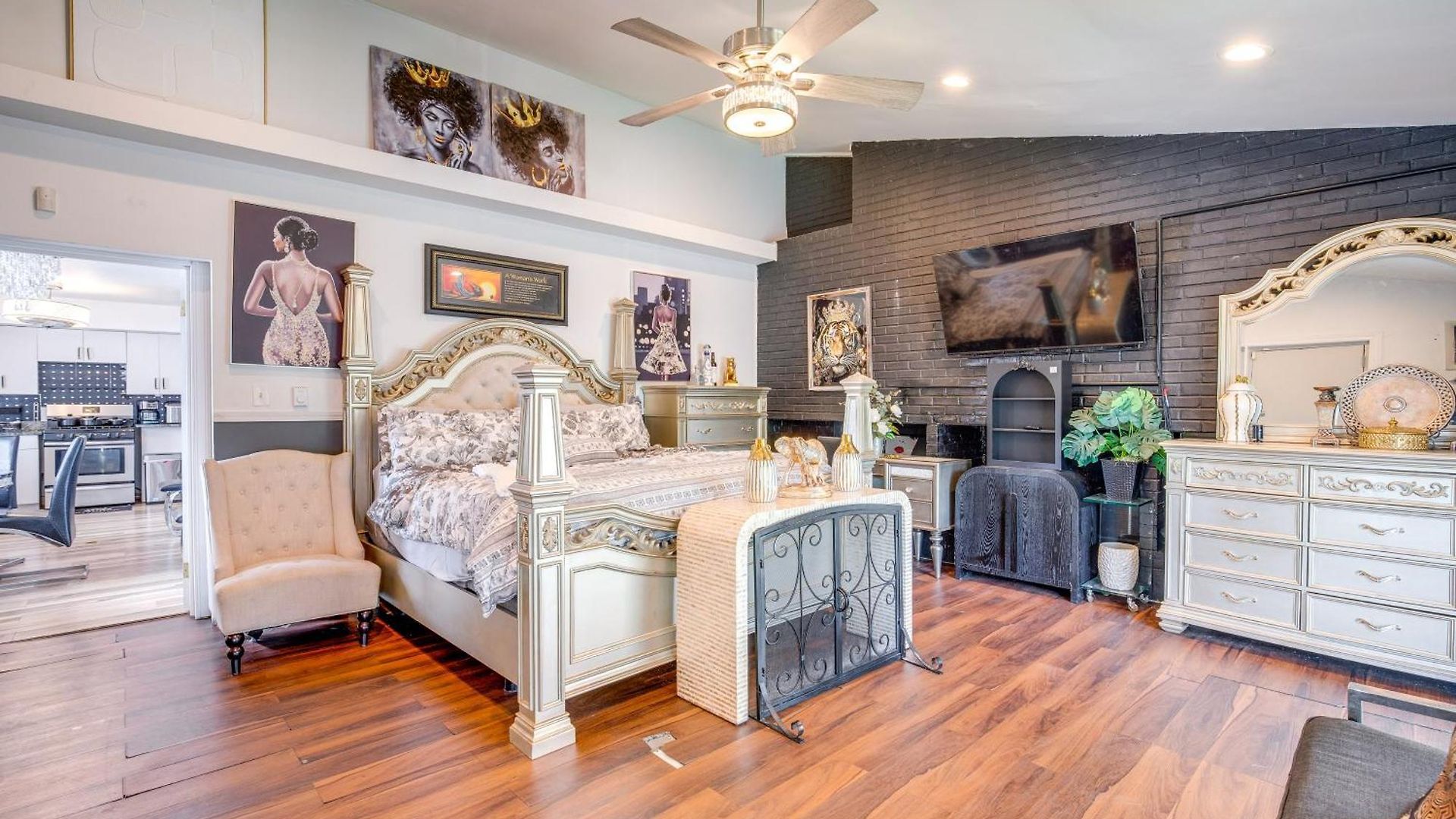 Apartment Walk To Stores & Parks! Stylish