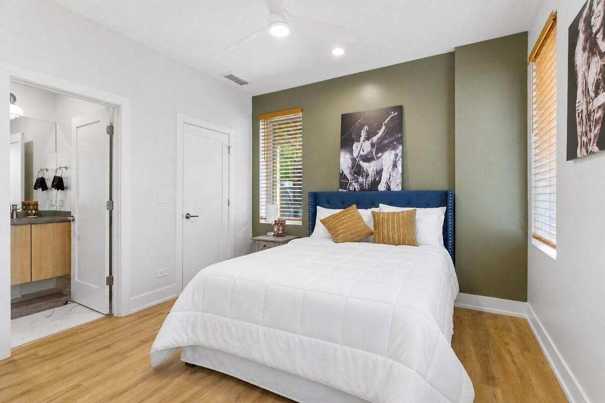 Black Gallery Solar 2br Woodlawn Apartment