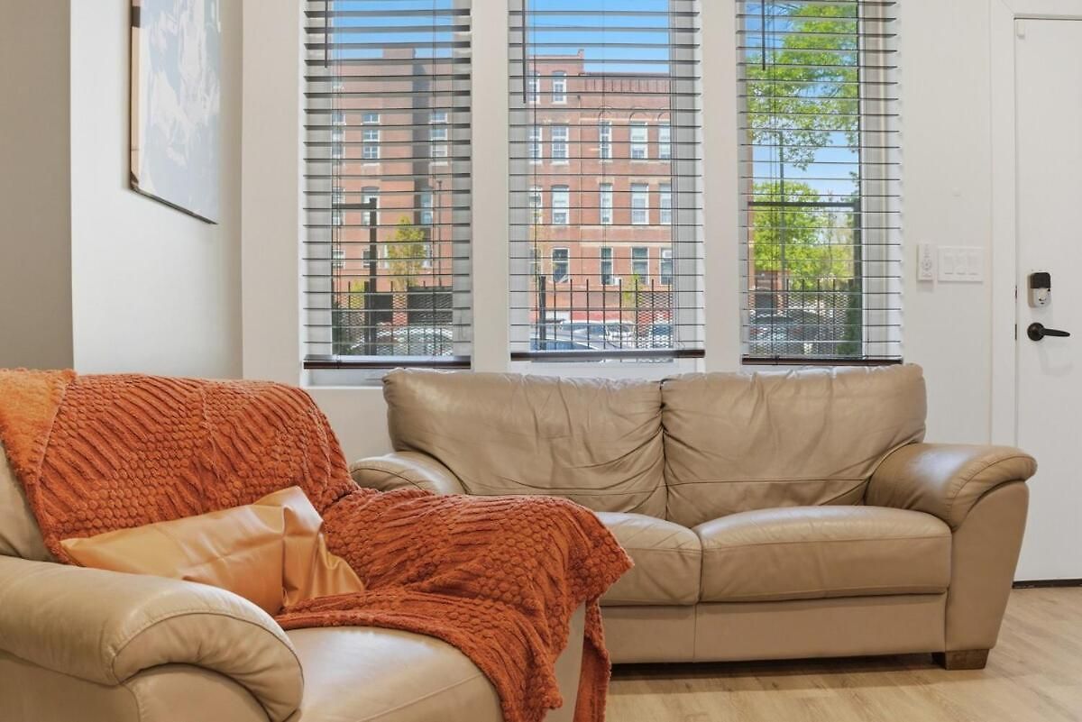 Black Gallery Solar 2br Woodlawn Apartment Chicago