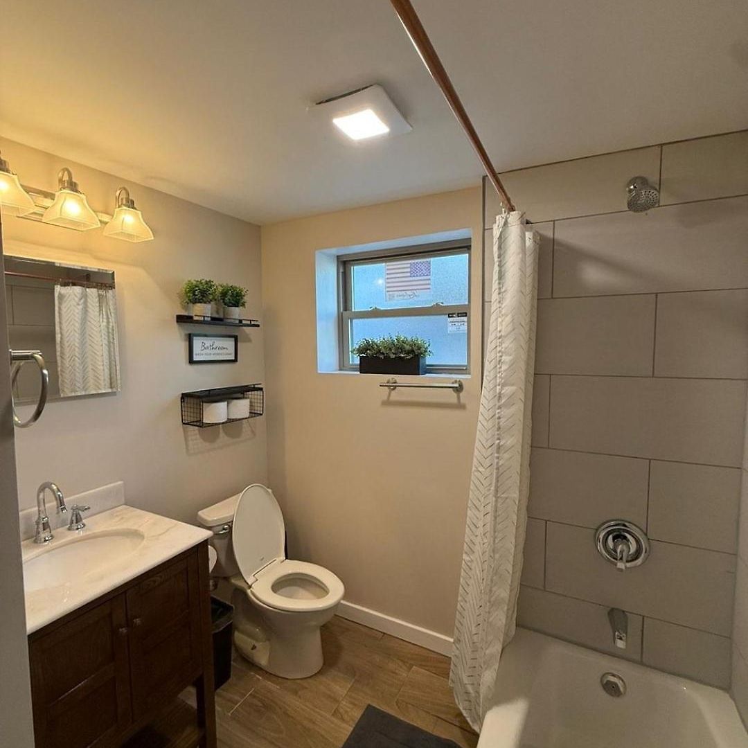 Apartment Near Wrigley • Sleeps 4 • Games + Fireplace