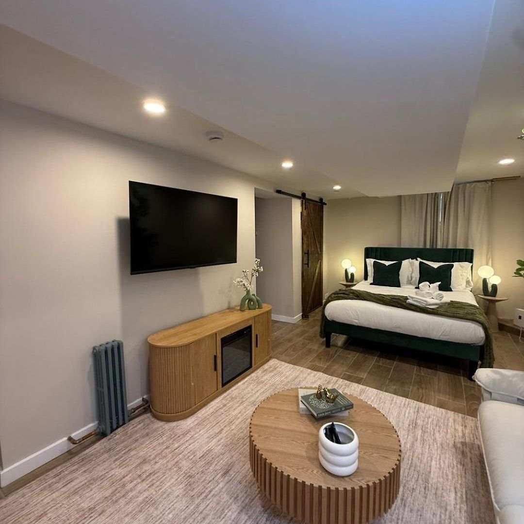 Near Wrigley • Sleeps 4 • Games + Fireplace Apartment *
