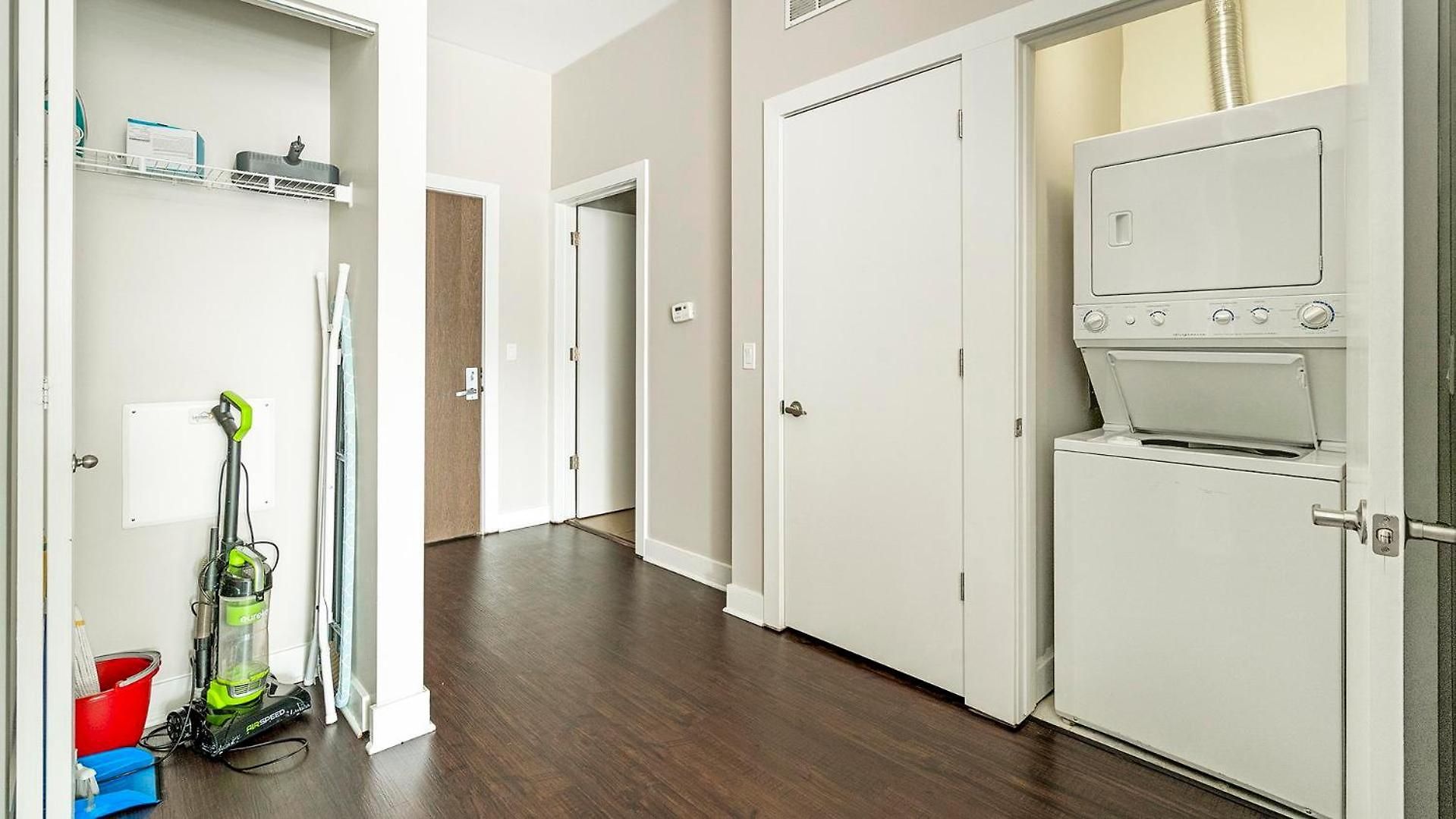 Landing Stylish 2bd Gym Rooftop Lounge