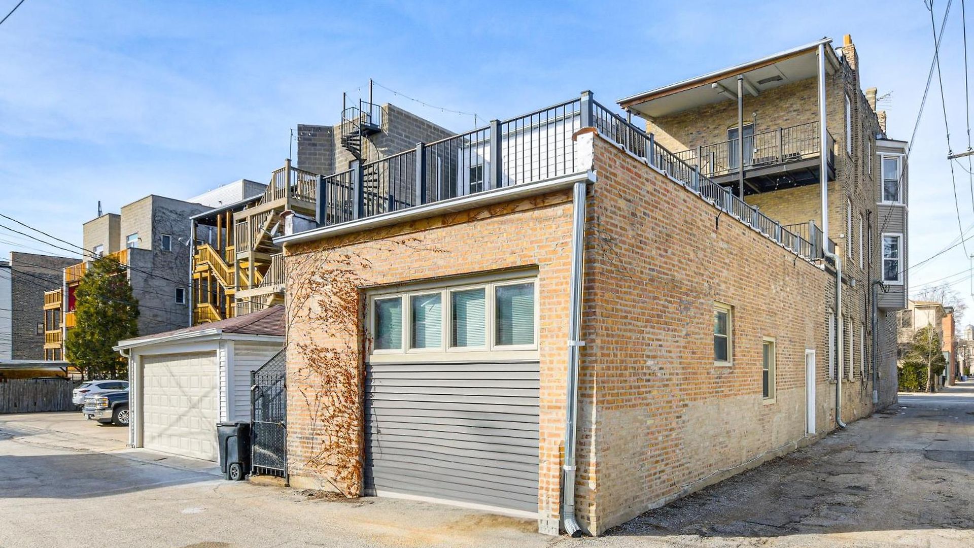 Walk To Blue Line: Sleek In Bucktown!