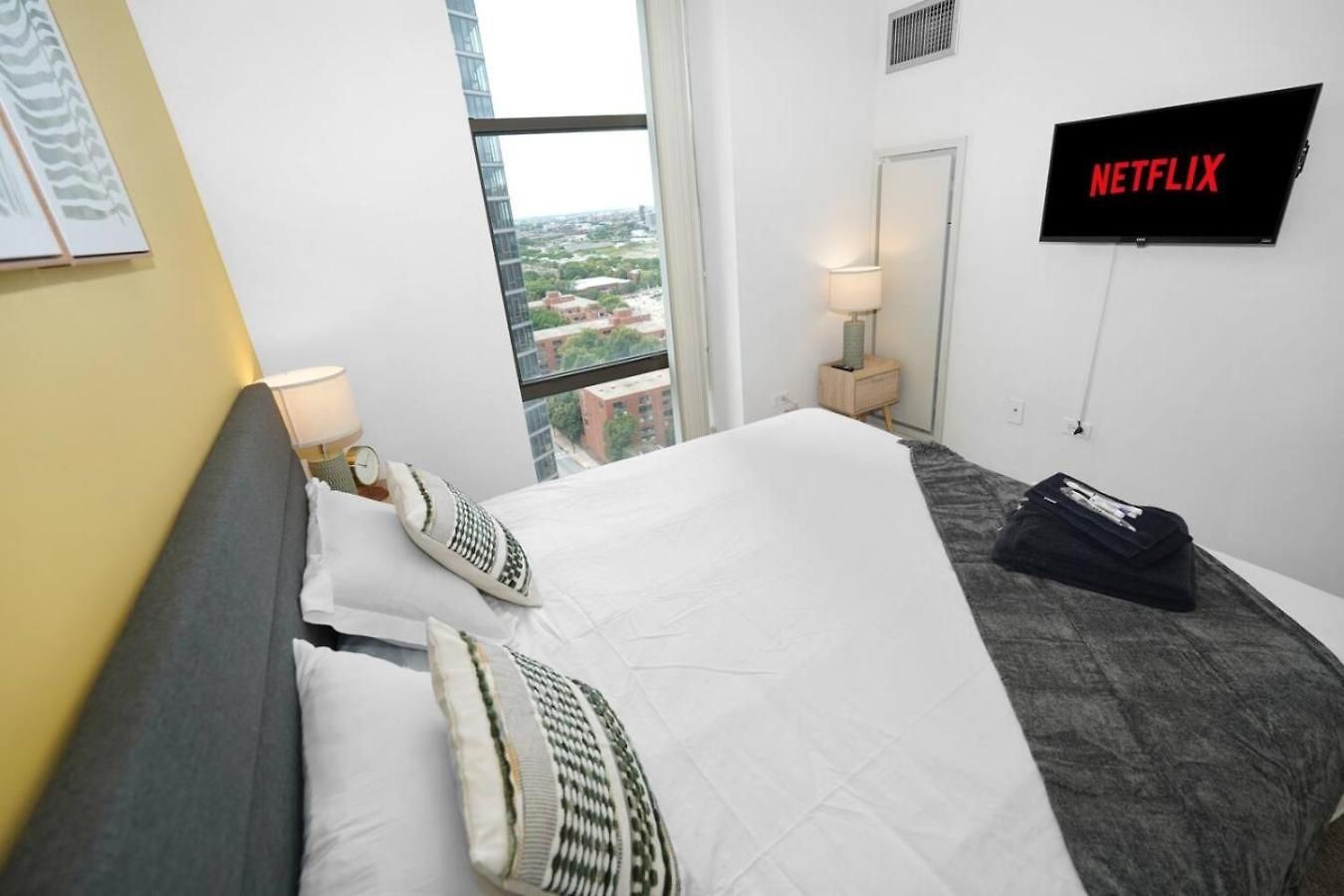 Apartment Skyline Luxury 19th Floor Retreat Near Grant Park *