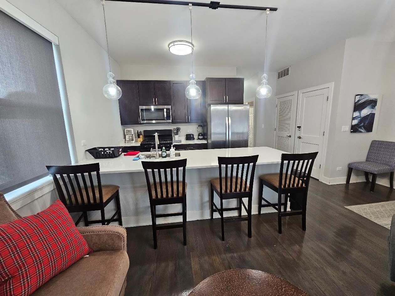 Spacious Modern Pilsen Retreat Sleeps 8 Near Downtown Chicago