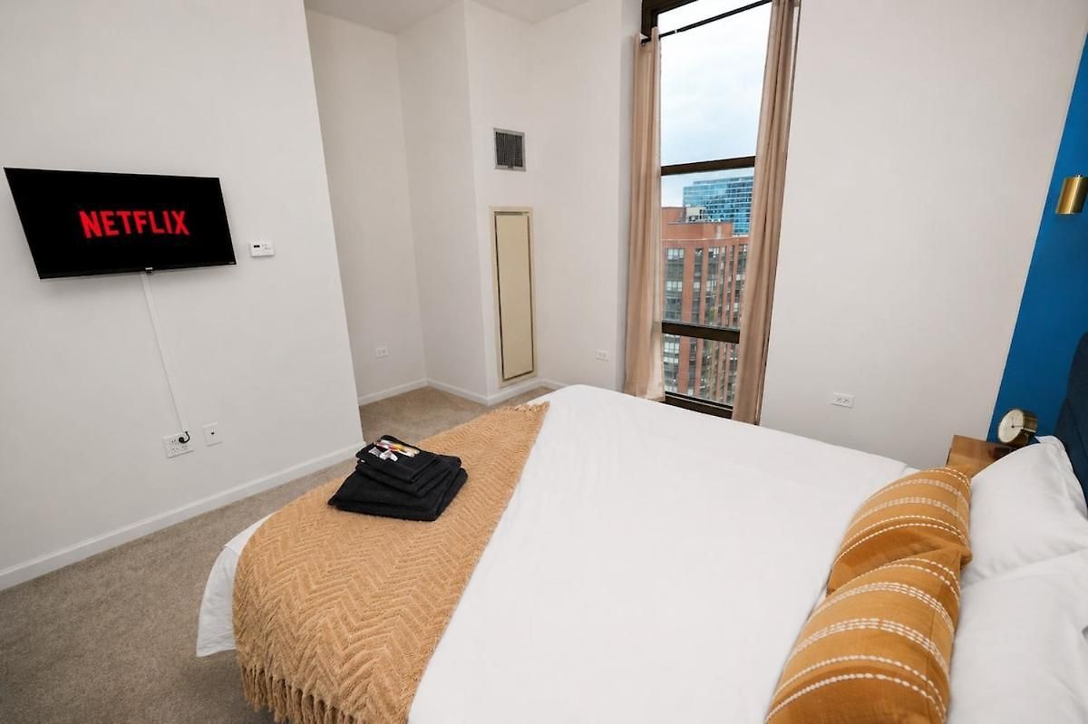 Apartment Skyline 2br On 20th Floor Near Grant Park With Paid Parking *