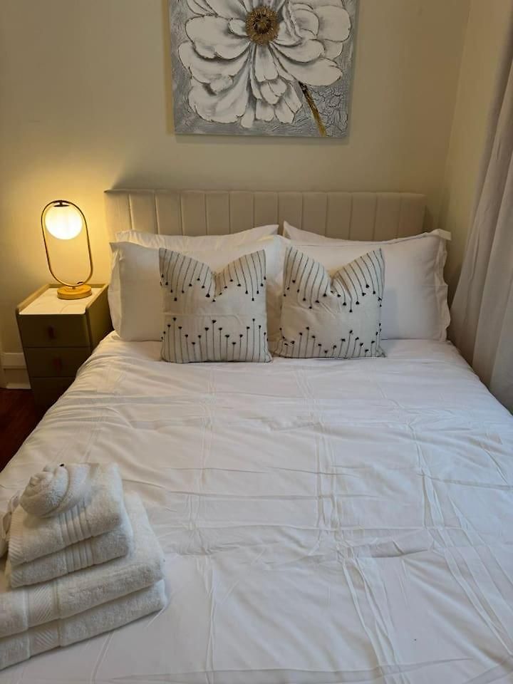 Apartment Walk To The • Private Office • 5br *