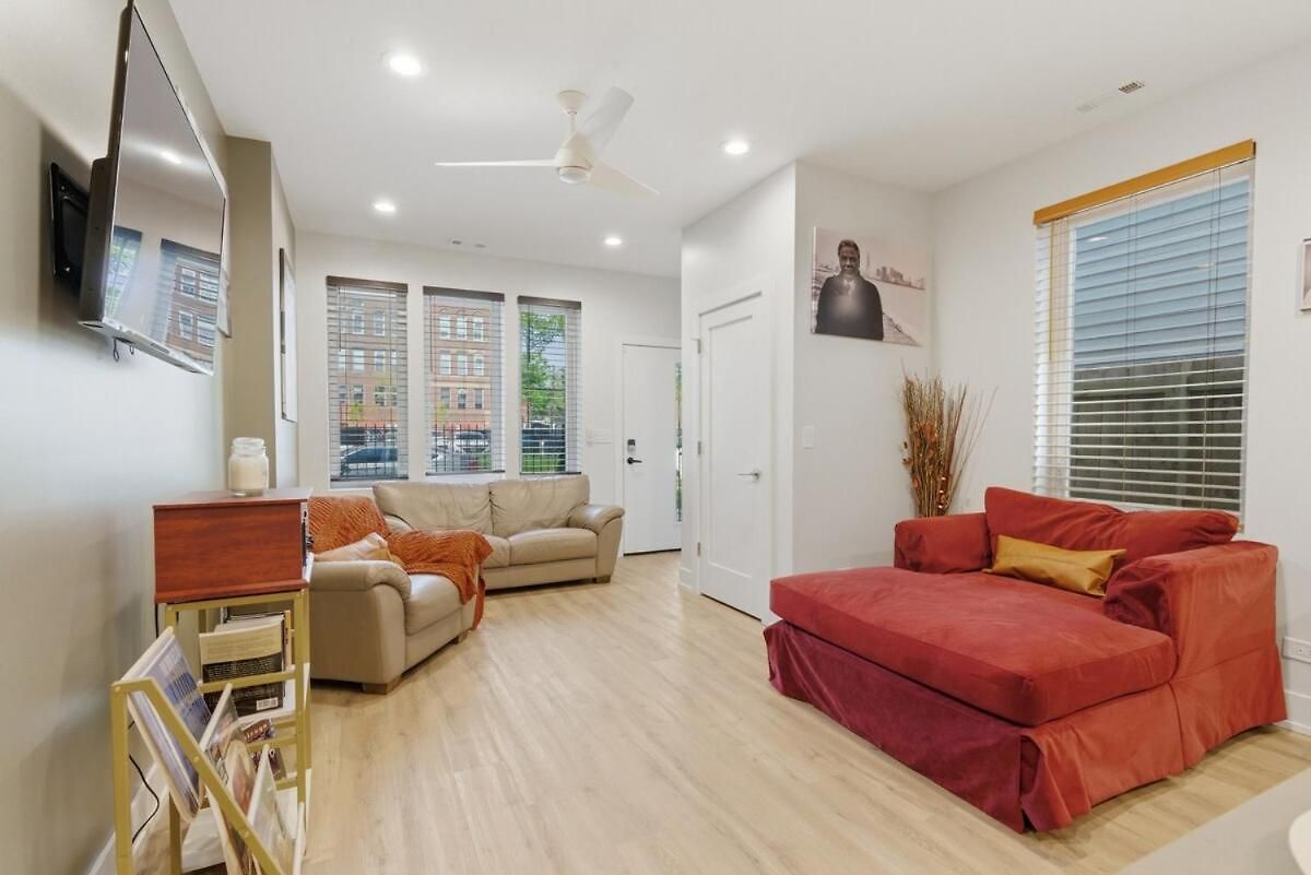 Black Gallery Solar 2br Woodlawn Apartment *