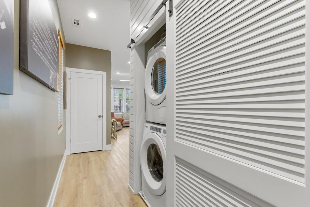 Black Gallery Solar 2br Woodlawn * Chicago
