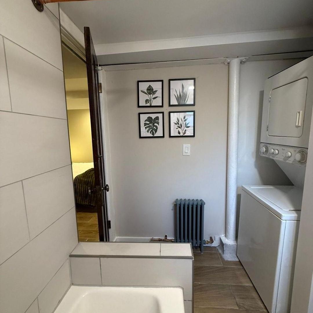 Near Wrigley • Sleeps 4 • Games + Fireplace Apartment *