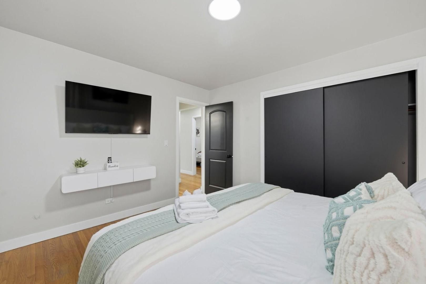 3br Near O'hare • Office • Coffee Bar • Sleeps 9 Apartment Chicago
