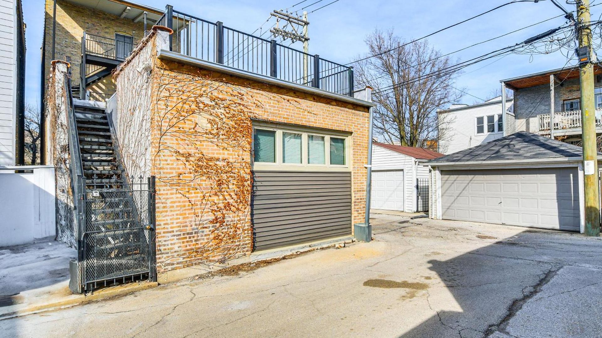 Walk To Blue Line: Sleek In Bucktown!