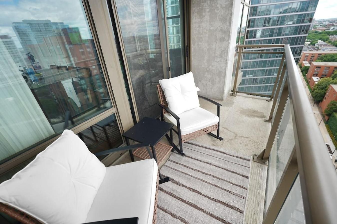 Apartment Skyline Luxury 19th Floor Retreat Near Grant Park *