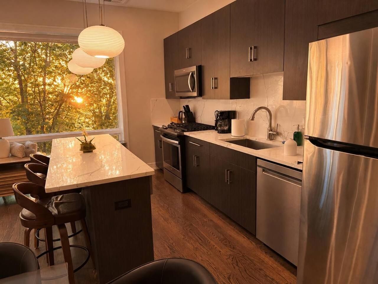 Spacious 4br West Loop Retreat With Optional Parking Apartment