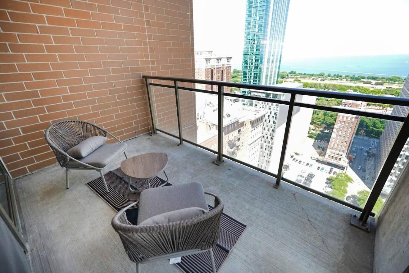 Apartment 2br Skyline Views - 5 Min Walk To Grant Park *