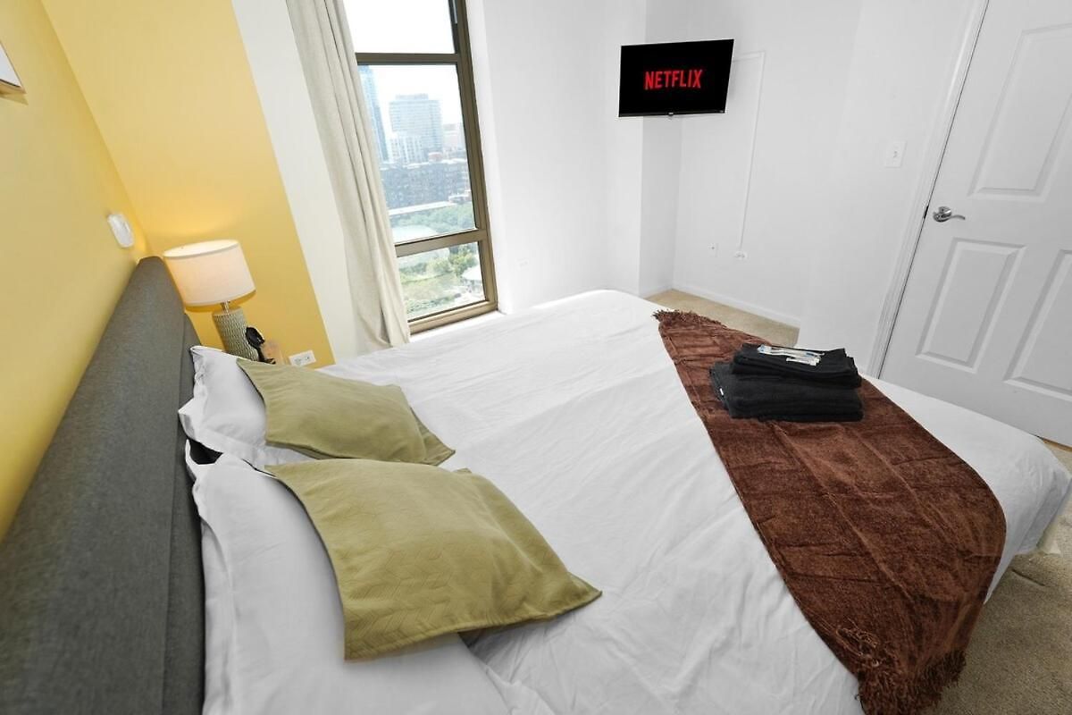 18th Floor 2br Grant Park With Balcony, Gym Apartment Chicago