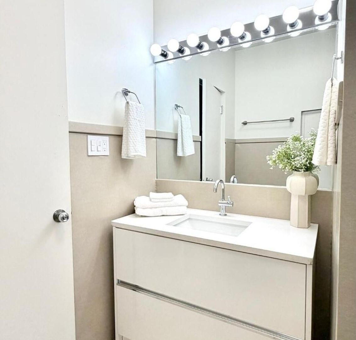 Steps To & Designer Lakefront With Free Parking Apartment