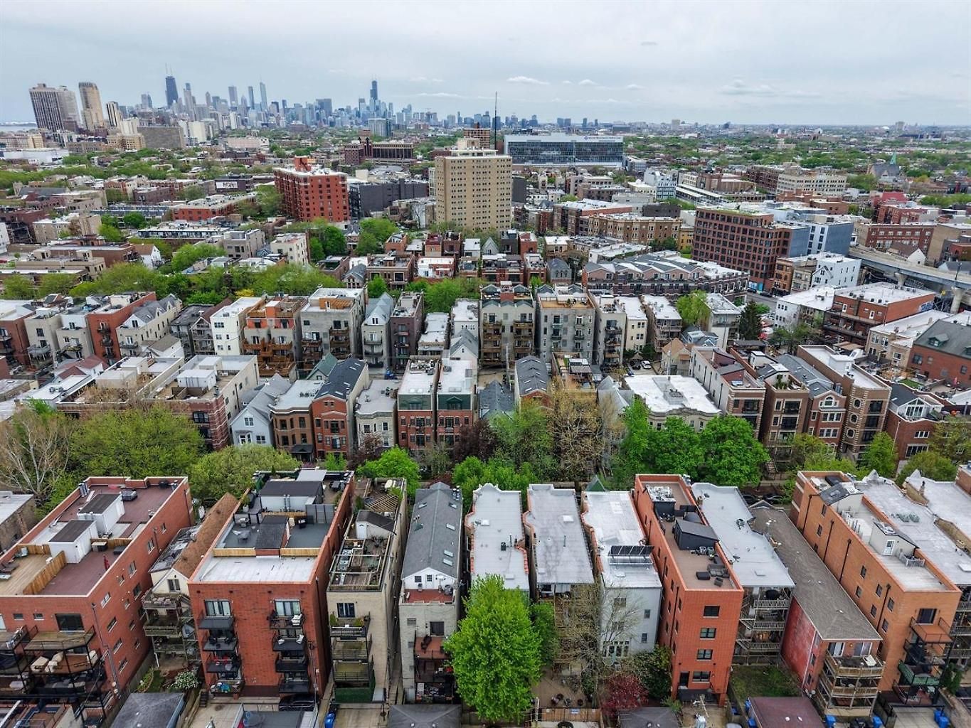 2br Garden In Lakeview Walk To Wrigley Chicago