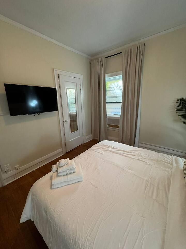 Apartment Walk To The • Private Office • 5br Chicago
