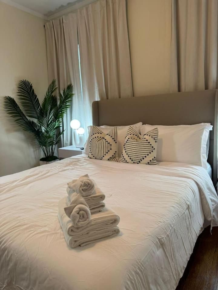Apartment Walk To The • Private Office • 5br Chicago