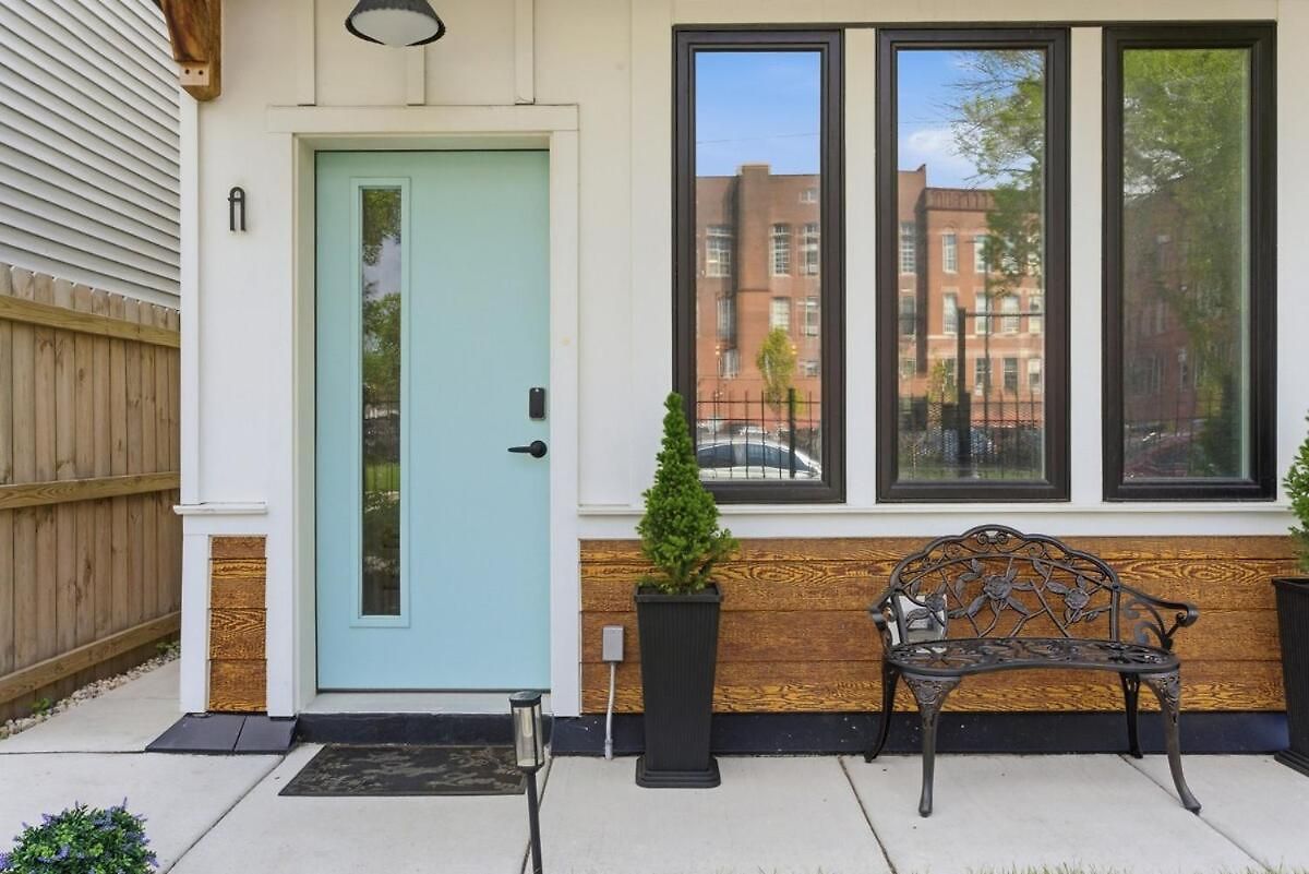 Black Gallery Solar 2br Woodlawn * Chicago