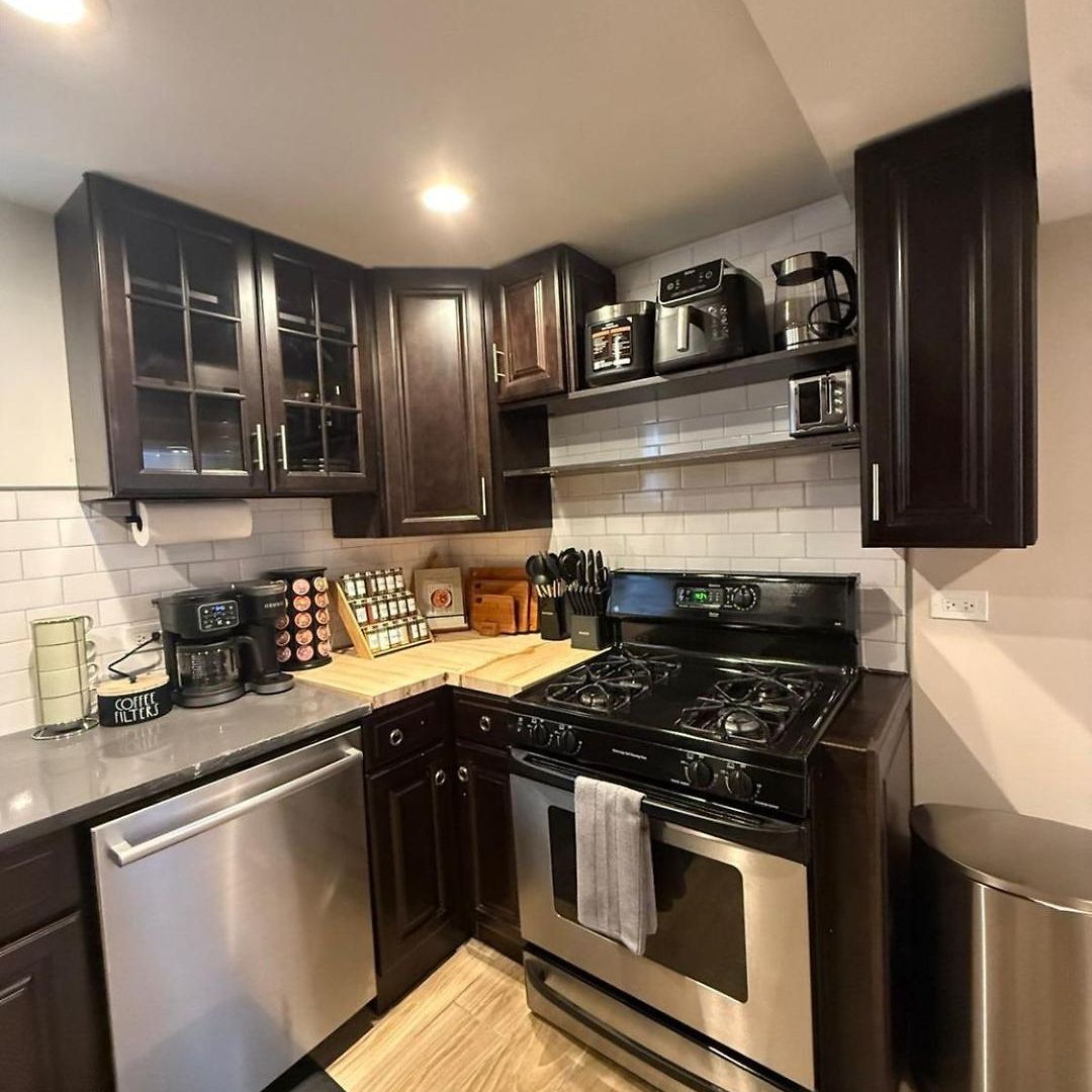 Near Wrigley • Sleeps 4 • Games + Fireplace Apartment Chicago