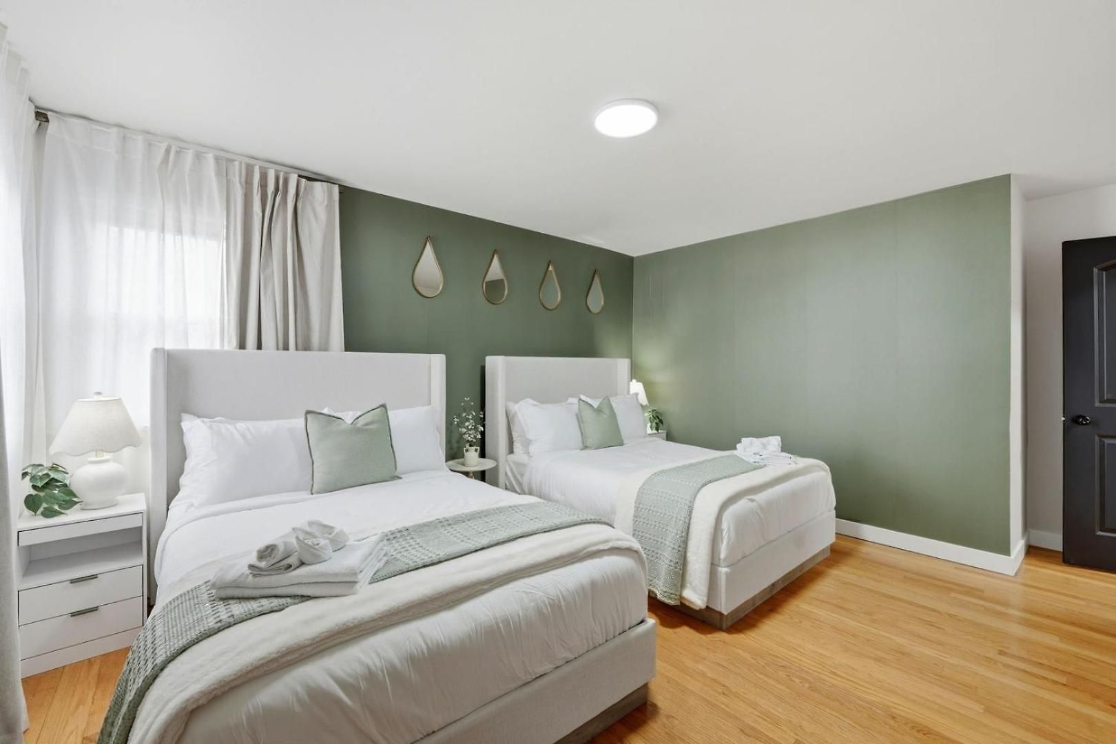 3br Near O'hare • Office • Coffee Bar • Sleeps 9 Apartment