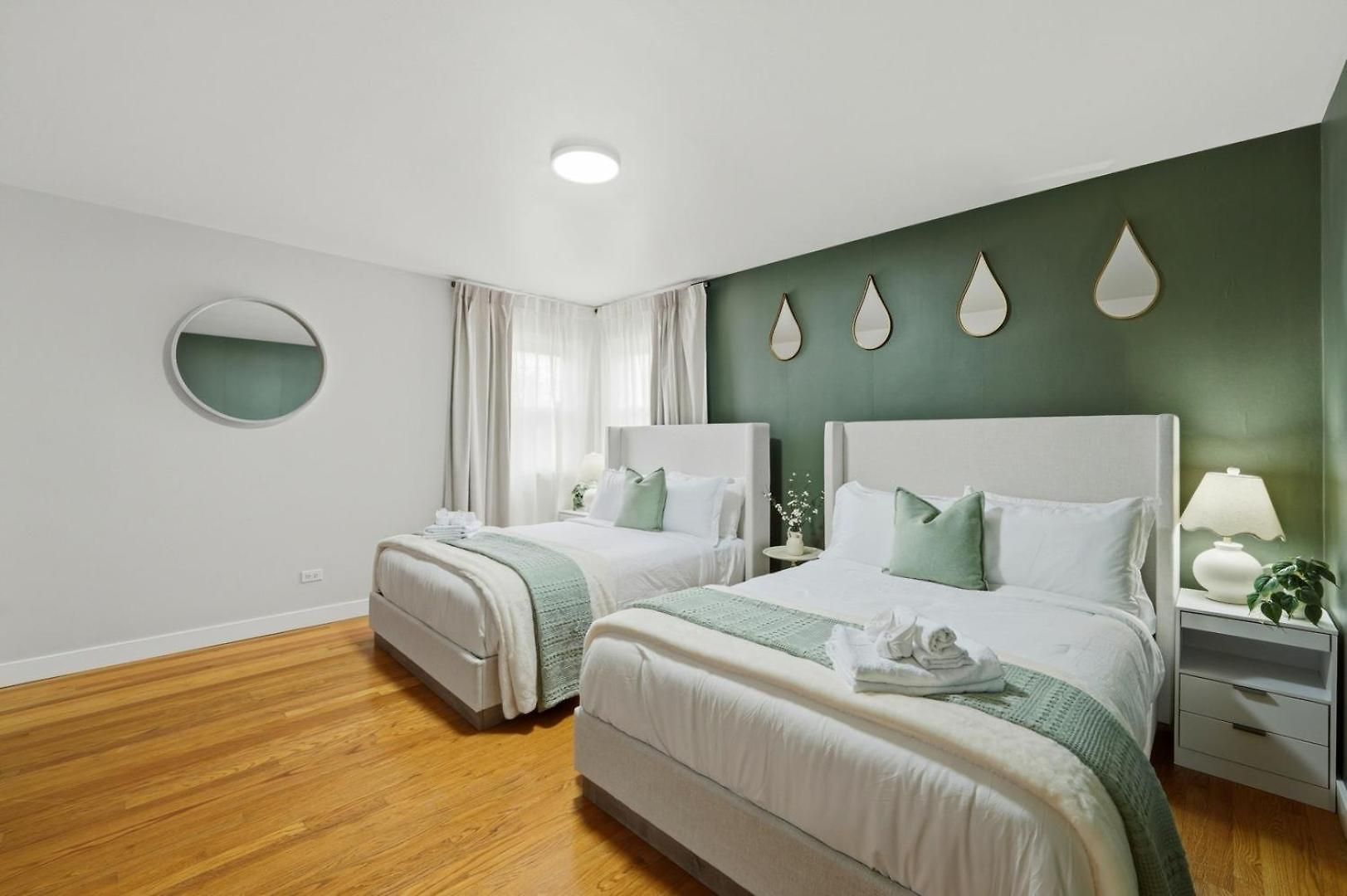 Apartment 3br Near O'hare • Office • Coffee Bar • Sleeps 9 Chicago