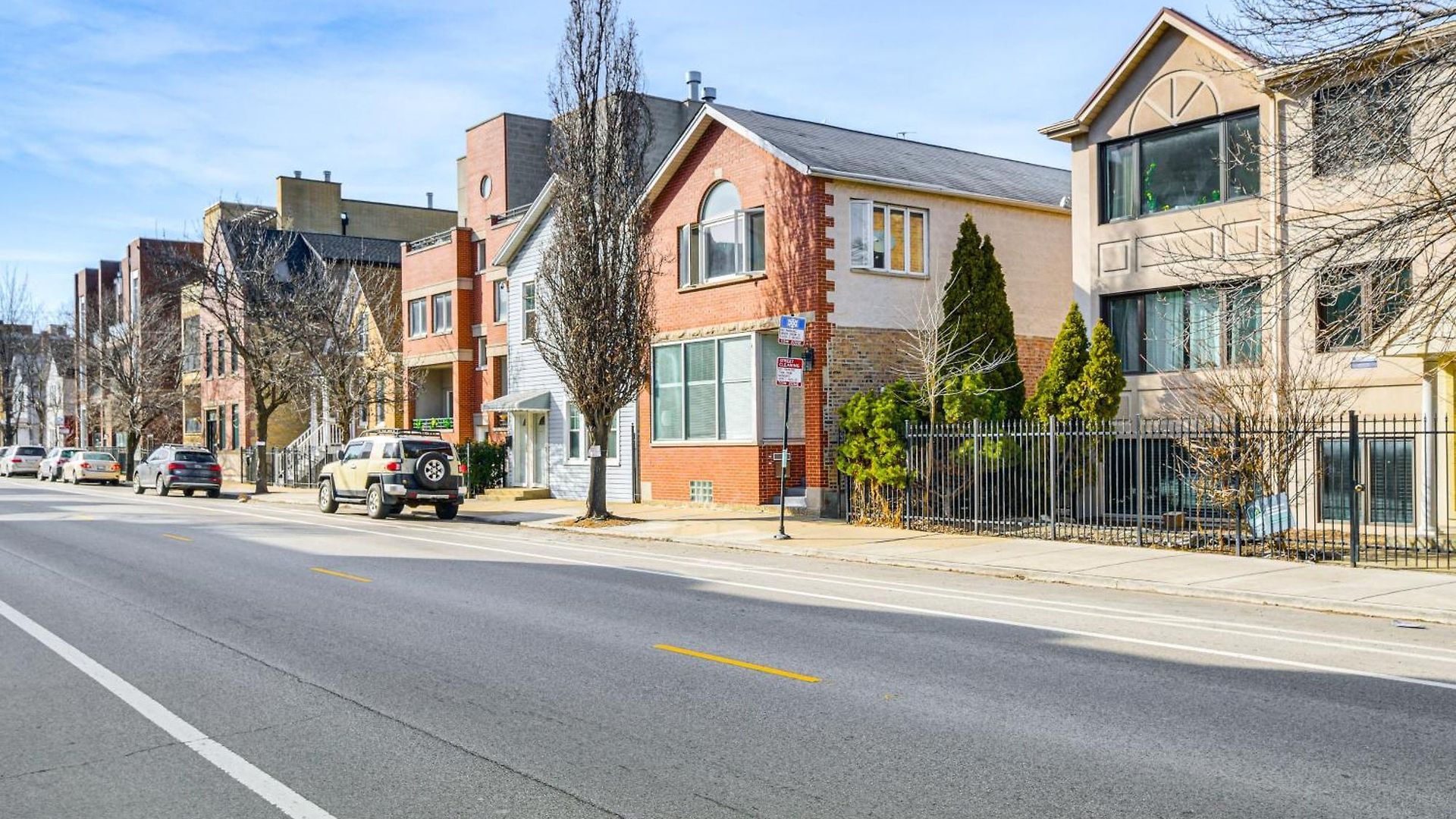 Walk To Blue Line: Sleek In Bucktown!