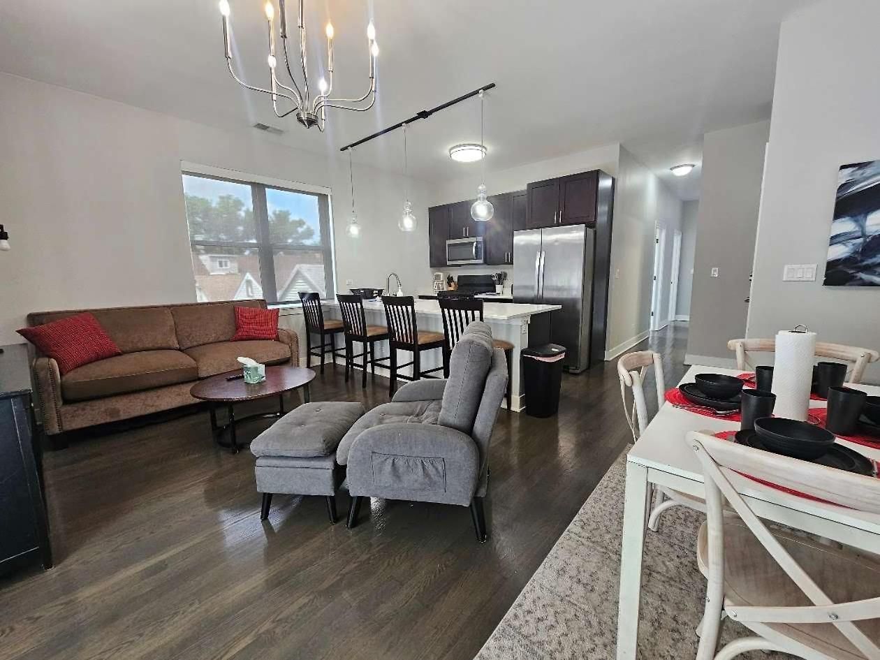 Apartment Spacious Modern Pilsen Retreat Sleeps 8 Near Downtown