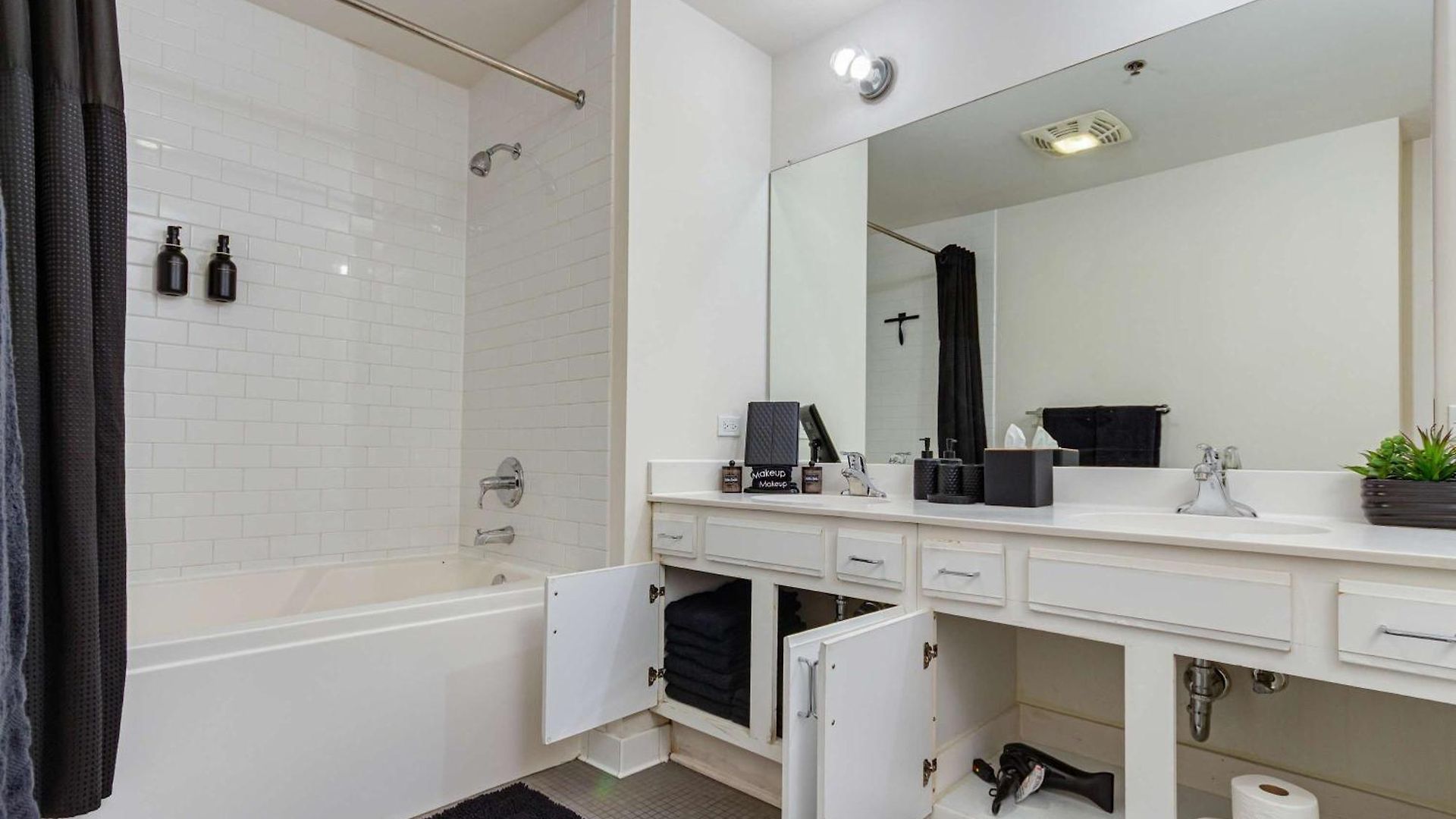 Apartment Downtown With Free In & Out Parking-2 *