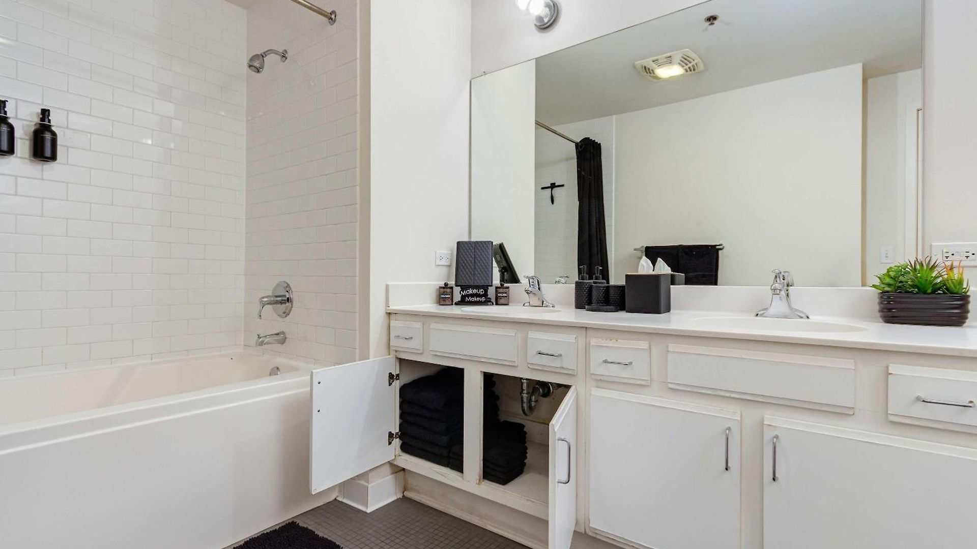 Apartment Downtown With Free In & Out Parking-2