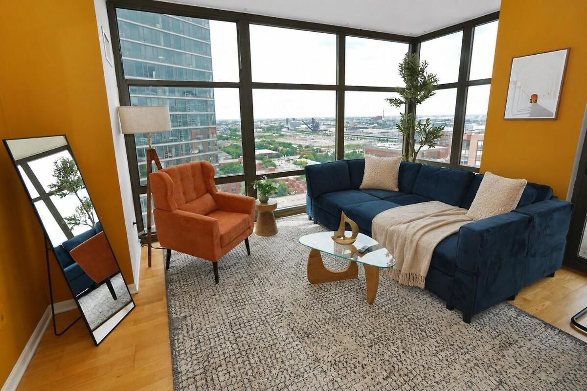 Luxury 21st Floor Skyline Views Near Grant Park Apartment *