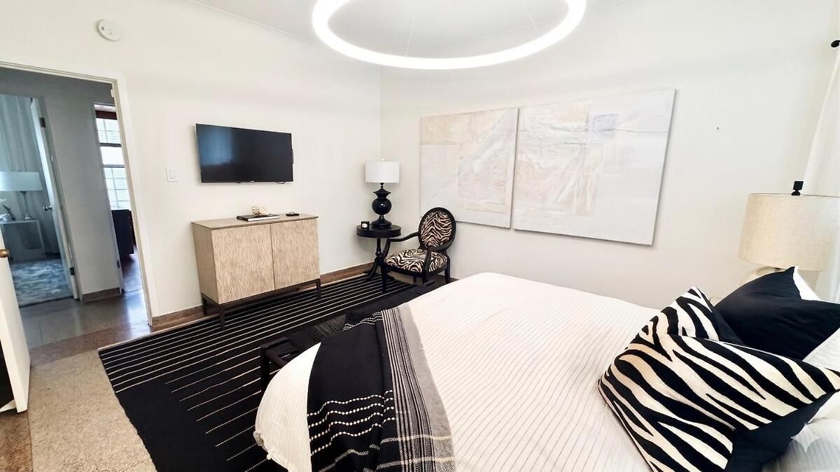 Steps To & Designer Lakefront With Free Parking Apartment *