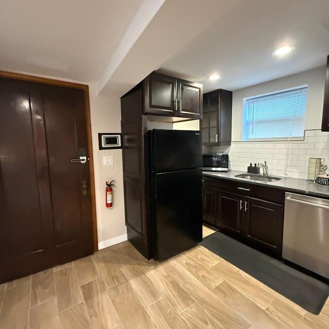 Apartment Near Wrigley • Sleeps 4 • Games + Fireplace