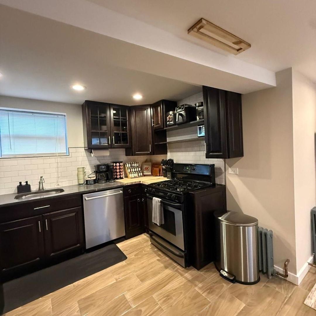 Near Wrigley • Sleeps 4 • Games + Fireplace *