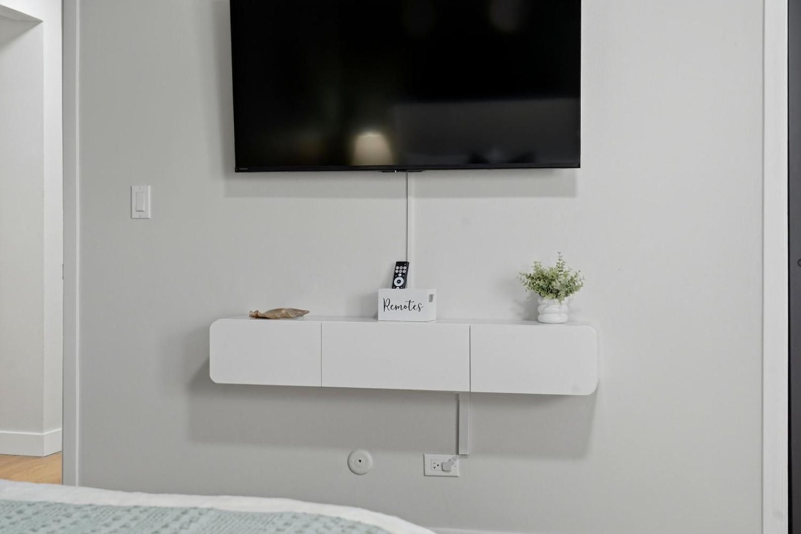 3br Near O'hare • Office • Coffee Bar • Sleeps 9 Apartment *