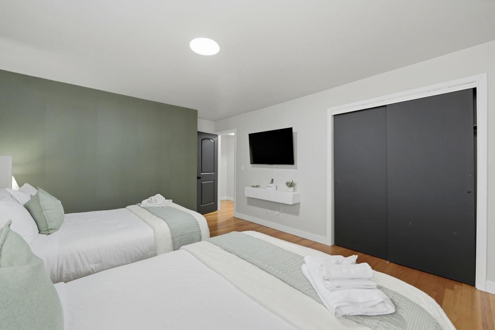 3br Near O'hare • Office • Coffee Bar • Sleeps 9 Apartment *