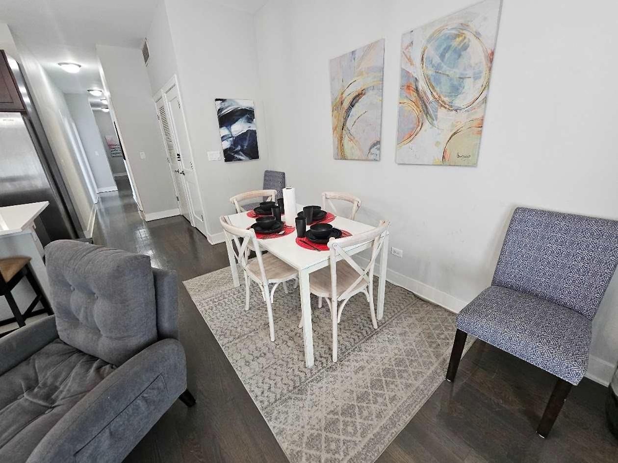 Spacious Modern Pilsen Retreat Sleeps 8 Near Downtown Apartment Chicago
