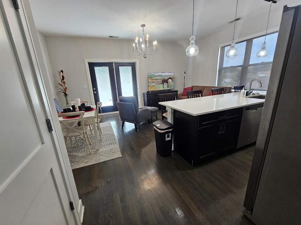 Spacious Modern Pilsen Retreat Sleeps 8 Near Downtown Chicago