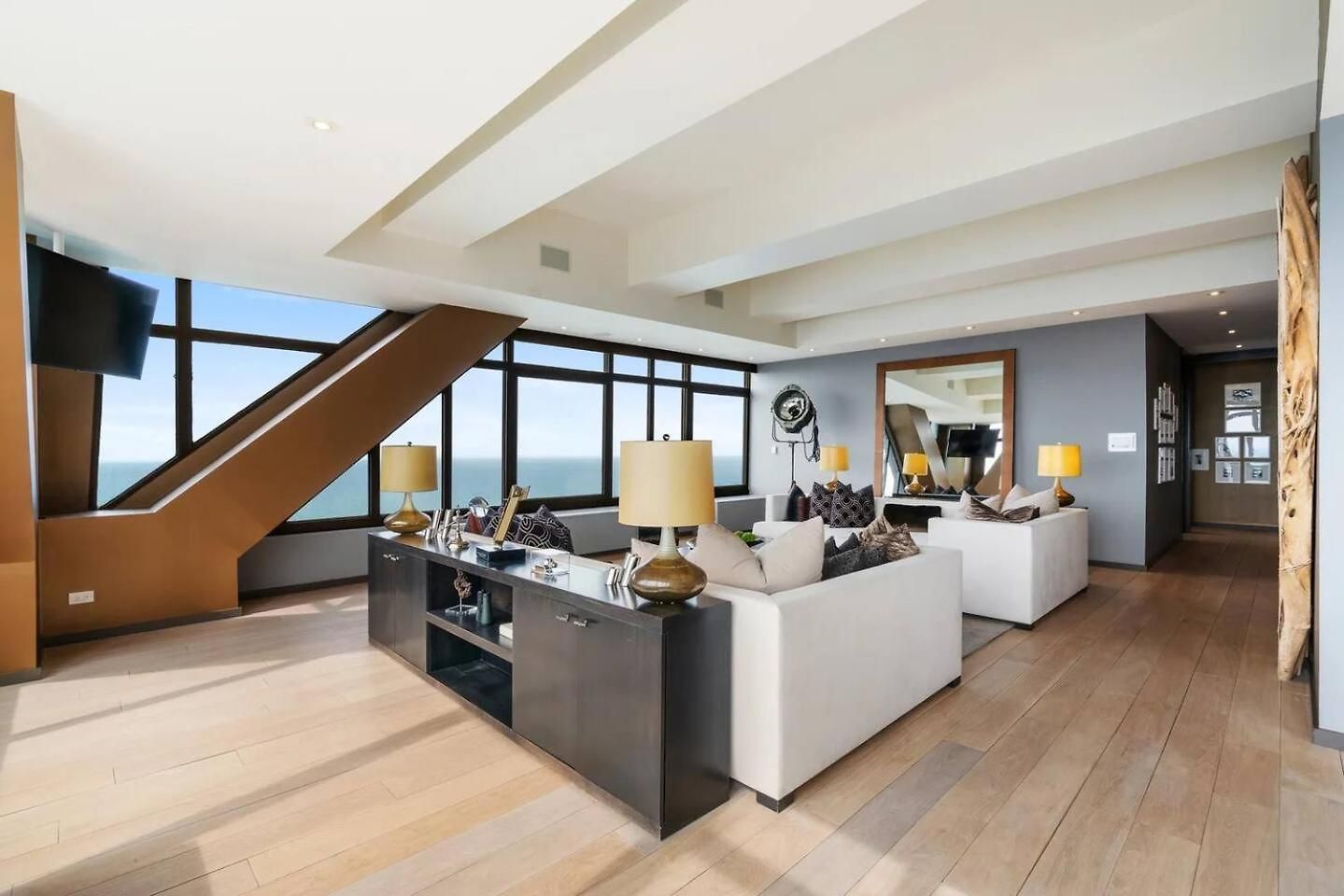 Expansive Views Of Michigan Apartment *